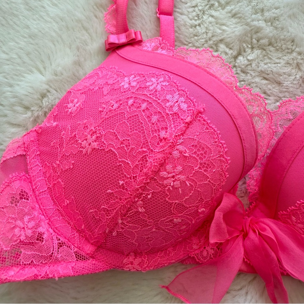 Victoria’s Secret women pink bra 34B limited edition Retail 180$ - Picture 2 of 6